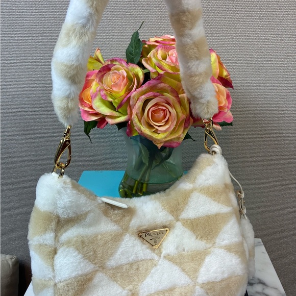 NWT Authentic Prada Re-Edition Beige White Shearling Shoulder Bag - Retail $4000 - Picture 2 of 14
